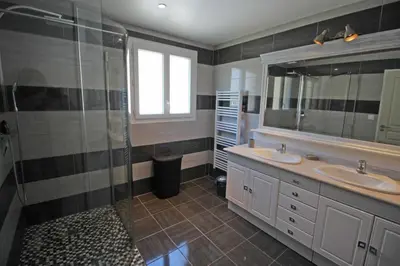 Salle de bains dans l'établissement Les chambaudies