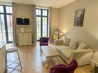 Télévision ou salle de divertissement dans l'établissement La Villa Beaupeyrat