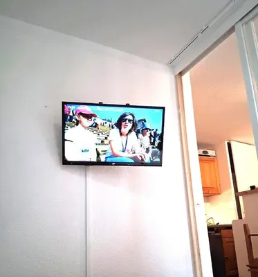 Télévision ou salle de divertissement dans l'établissement Super Besse chez Sophie 2ch, séjour, wifi, 2tv, rdc, terrasse, parc, piscine, pkg