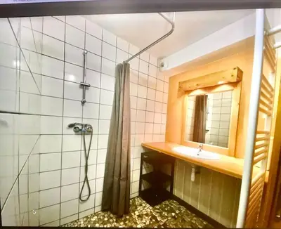 Salle de bains dans l'établissement Super Besse chez Sophie 2ch, séjour, wifi, 2tv, rdc, terrasse, parc, piscine, pkg