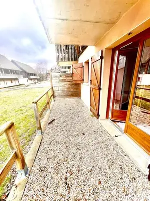 Balcon ou terrasse dans l'établissement Super Besse chez Sophie 2ch, séjour, wifi, 2tv, rdc, terrasse, parc, piscine, pkg