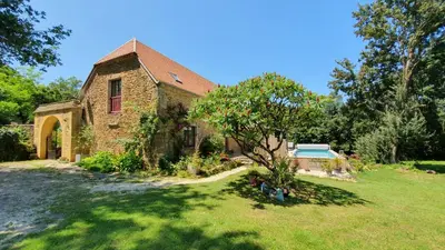 Jardin de l'établissement Le Clos d'Ô Les Rapiettes maison proche Sarlat avec piscine privée