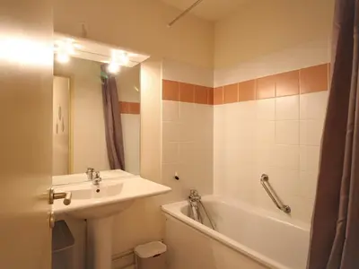 Salle de bains dans l'établissement Appartement T2 bis à La Bourboule, animaux admis, parking, Wifi - FR-1-608-254