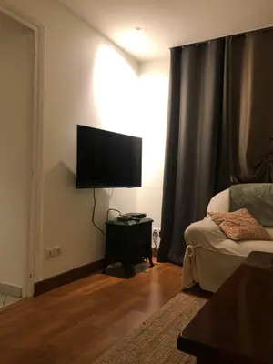 Télévision ou salle de divertissement dans l'établissement Le gîte de l’horloge