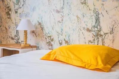 Un ou plusieurs lits dans un hébergement de l'établissement Les Rosiers - Maison avec JACUZZI