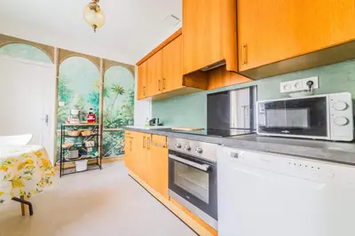 Cuisine ou kitchenette dans l'établissement Les Rosiers - Maison avec JACUZZI