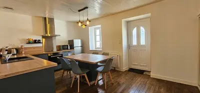 Cuisine ou kitchenette dans l'établissement Maison de village