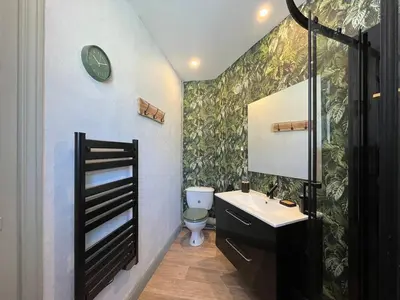 Salle de bains dans l'établissement Appartement 8 pers, centre Mont-Dore, WIFI - FR-1-608-256