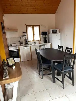 Cuisine ou kitchenette dans l'établissement Le Village Enchanteur