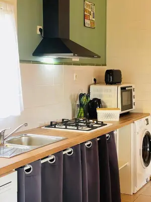 Cuisine ou kitchenette dans l'établissement Le Village Enchanteur
