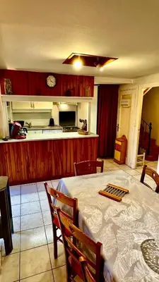 Cuisine ou kitchenette dans l'établissement Maison Le Barbier 10pers Le Mont Dore