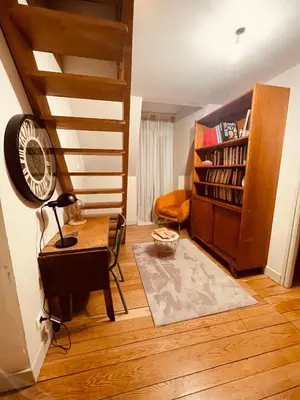 Bibliothèque dans la maison de vacances