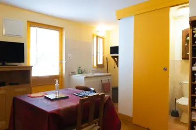 Télévision ou salle de divertissement dans l'établissement Studio calme et chaleureux