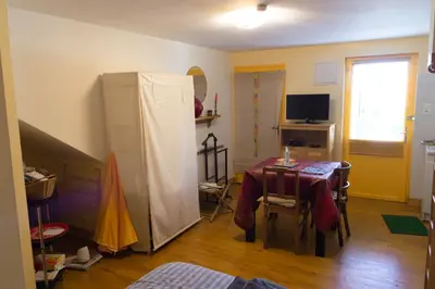 Télévision ou salle de divertissement dans l'établissement Studio calme et chaleureux