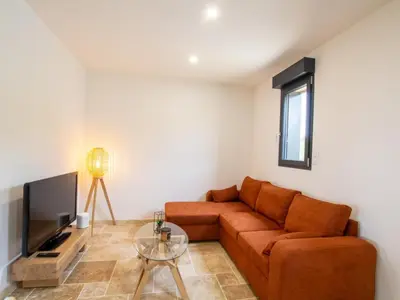Télévision ou salle de divertissement dans l'établissement Maison moderne au cœur du Périgord Vert avec animaux admis - FR-1-616-337