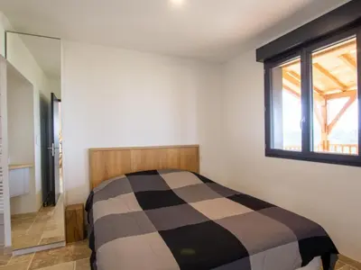 Un ou plusieurs lits dans un hébergement de l'établissement Maison moderne au cœur du Périgord Vert avec animaux admis - FR-1-616-337