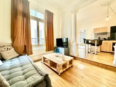 Télévision ou salle de divertissement dans l'établissement Le Panthéon, urbain et authentique