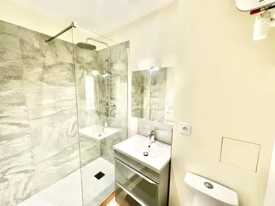 Salle de bains dans l'établissement Le Panthéon, urbain et authentique