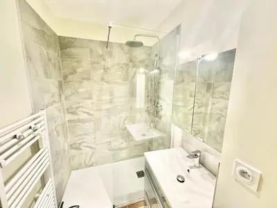 Salle de bains dans l'établissement Le Panthéon, urbain et authentique
