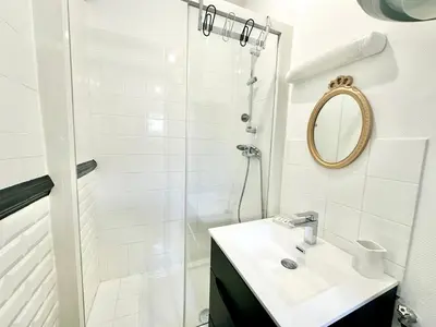 Salle de bains dans l'établissement Le Cerez, central et atypique