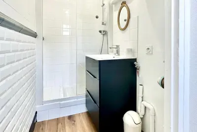 Salle de bains dans l'établissement Le Cerez, central et atypique