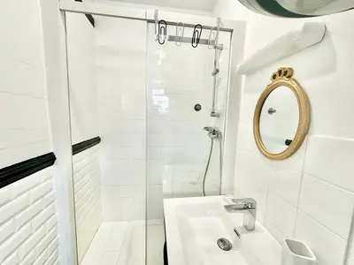 Salle de bains dans l'établissement Le Cerez, central et atypique