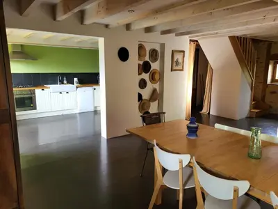 Cuisine ou kitchenette dans l'établissement Gites les Tillets - Criquet