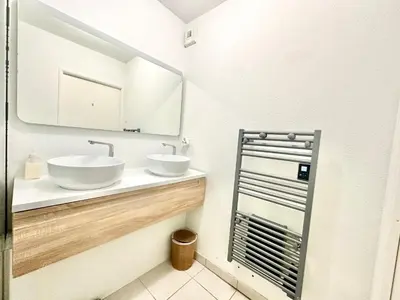 Salle de bains dans l'établissement L'Arsène, un cocon avec terrasse