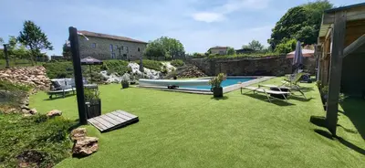 Piscine de l'établissement Gites les Tillets -Noyer ou située à proximité
