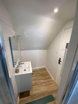 Salle de bains dans l'établissement Appartement chaleureux - Clim réversible - Meublé A-Z