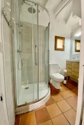 Salle de bains dans l'établissement Maison Noëlle