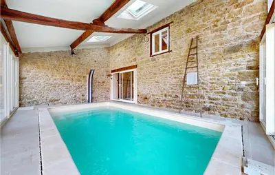 Piscine de l'établissement Amazing Home In St-Hilaire-Le-Château ou située à proximité