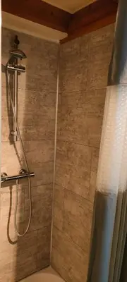 Salle de bains dans l'établissement Gîte 3 étoiles - Spacieux et confortable ancienne grange rénovée - Cantal Emotions Valette - Auvergne