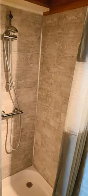 Salle de bains dans l'établissement Gîte 3 étoiles - Spacieux et confortable ancienne grange rénovée - Cantal Emotions Valette - Auvergne