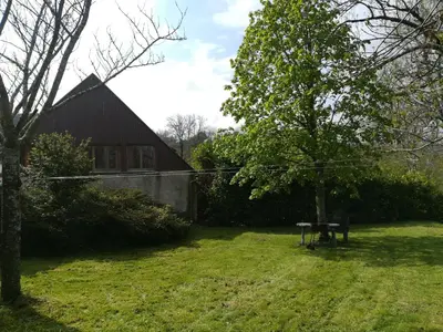 Jardin de l'établissement Gîte 3 étoiles - Spacieux et confortable ancienne grange rénovée - Cantal Emotions Valette - Auvergne