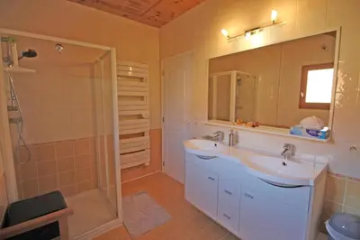 Salle de bains dans l'établissement Les tilleuls