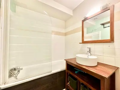 Salle de bains dans l'établissement L'Urban Spot, calme et lumineux