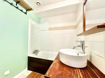 Salle de bains dans l'établissement L'Urban Spot, calme et lumineux