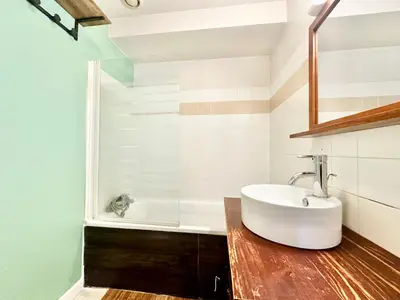 Salle de bains dans l'établissement L'Urban Spot, calme et lumineux