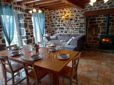 Coin salon dans l'établissement Gites & Cocon des Puys - Au cœur des Volcans d'Auvergne