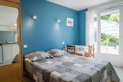 Un ou plusieurs lits dans un hébergement de l'établissement Studio calme et nature bien situé