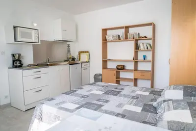 Cuisine ou kitchenette dans l'établissement Studio calme et nature bien situé