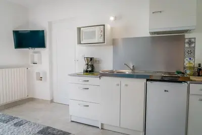 Cuisine ou kitchenette dans l'établissement Studio calme et nature bien situé