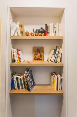 Bibliothèque dans l'appartement