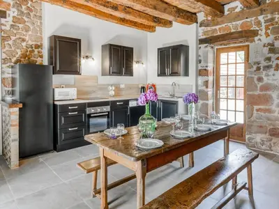 Cuisine ou kitchenette dans l'établissement Beautiful holiday home with pool in Teillots