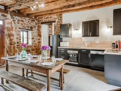 Cuisine ou kitchenette dans l'établissement Beautiful holiday home with pool in Teillots
