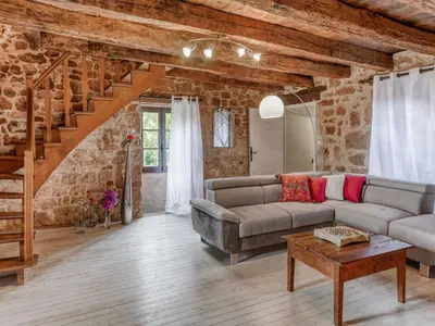 Coin salon dans l'établissement Beautiful holiday home with pool in Teillots