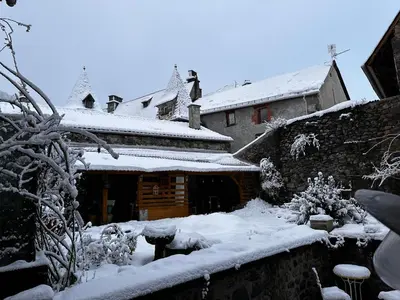 L'établissement La Maison aux Volets Bleus 2ème Étage en hiver