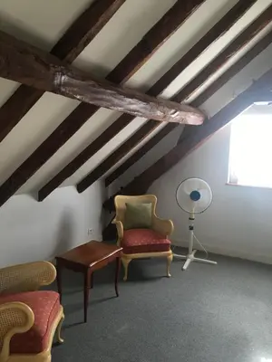 Coin salon dans l'établissement Gîte de Sauvagnac