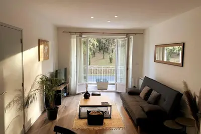 Coin salon dans l'établissement Logement à Brive près de la campagne et centre-ville, avec parking privé, climatisation, et double balcon privé